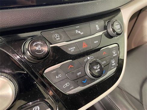 Used 2017 Chrysler Pacifica Touring-L image 8