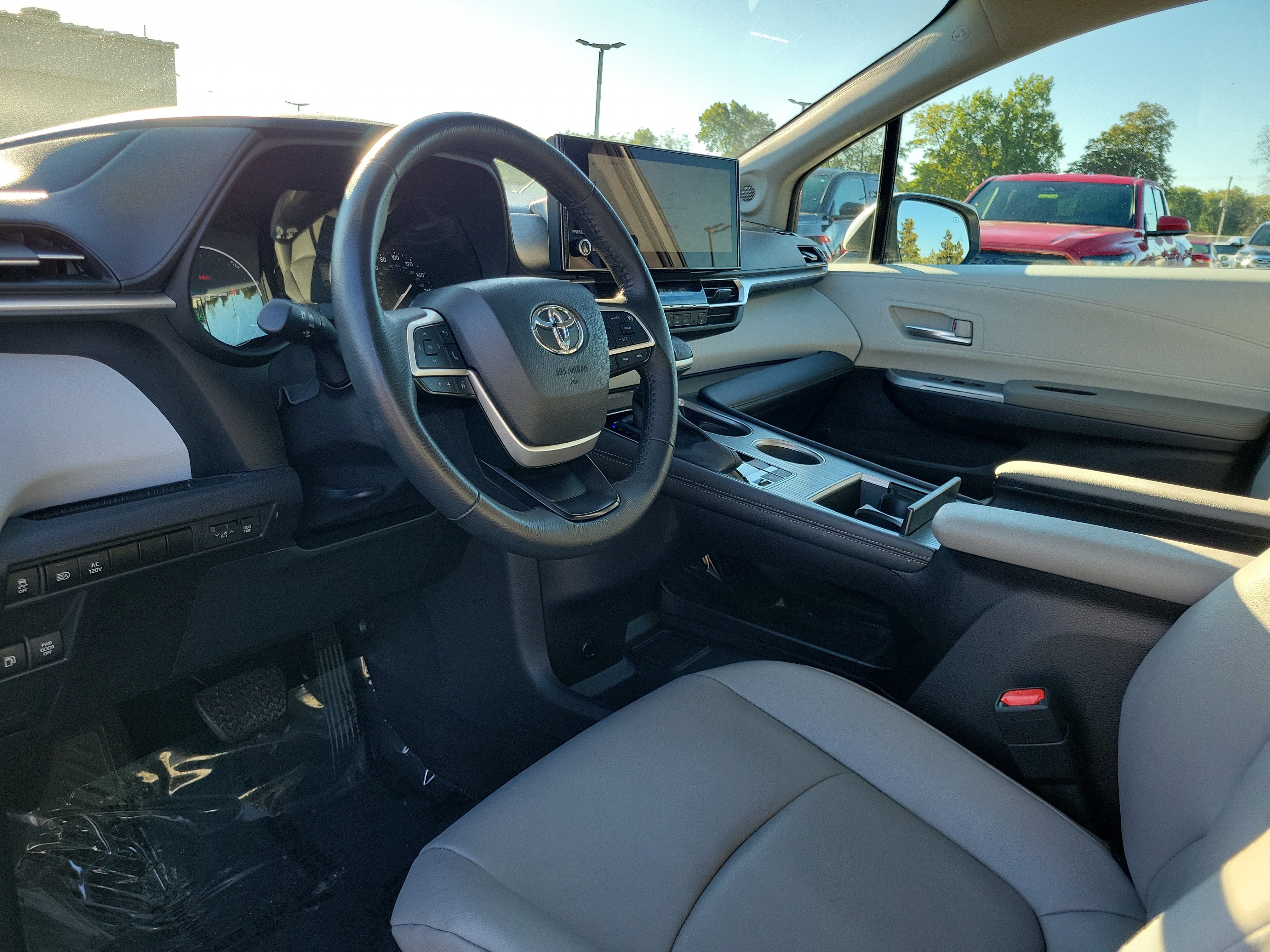 Used 2025 Toyota Sienna XLE w/ XLE Plus Package FWD image 20