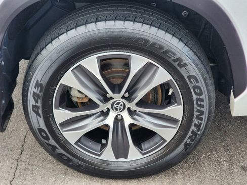 Used 2022 Toyota Highlander XLE image 12