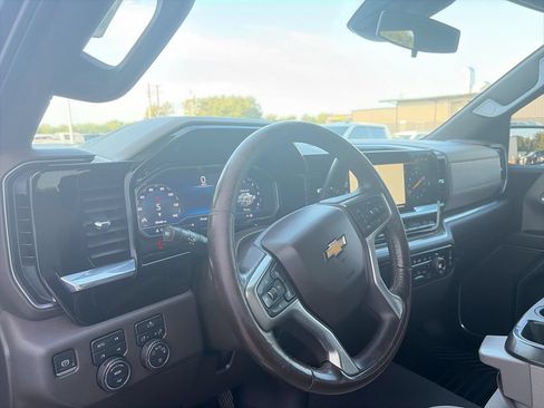 Used 2022 Chevrolet Silverado 1500 LT w/ Z71 Off-Road Package AWD/4WD image 10