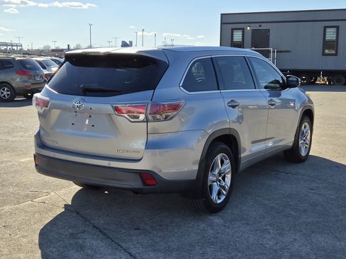 Used 2016 Toyota Highlander Limited Platinum image 3
