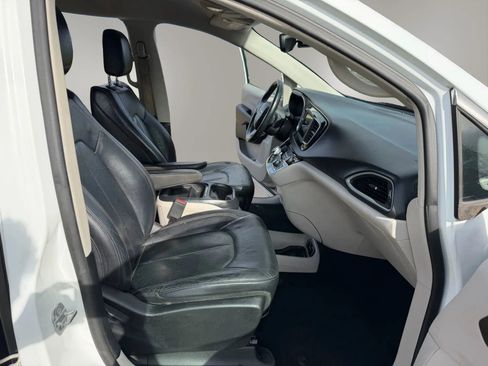 Used 2018 Chrysler Pacifica Touring-L FWD image 14