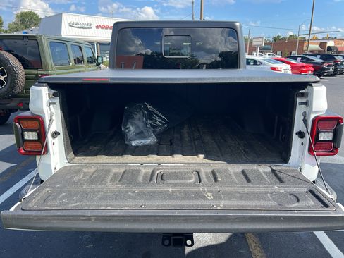 Certified 2024 Jeep Gladiator Sport image 17