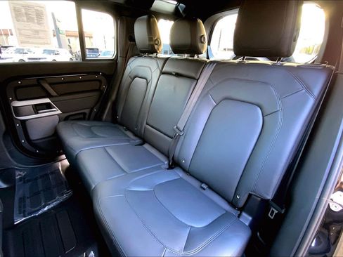 Used 2024 Land Rover Defender 110 SE image 20