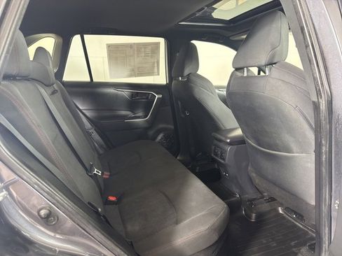Used 2021 Toyota RAV4 SE image 5