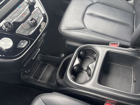 Used 2025 Chrysler Pacifica Select image 44