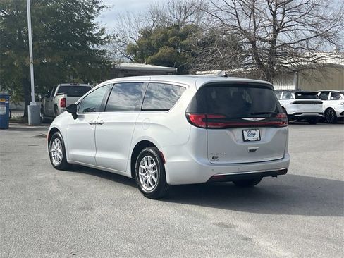 Used 2024 Chrysler Pacifica Touring-L image 3