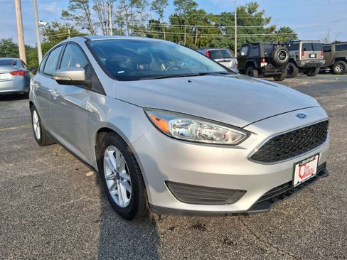 Used 2015 Ford Focus SE w/ Reverse Sensing Package FWD image 3