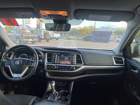 Used 2017 Toyota Highlander Limited w/ Carpet Mat Package image 20