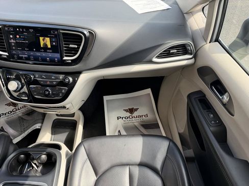 Used 2023 Chrysler Pacifica Touring-L FWD image 26