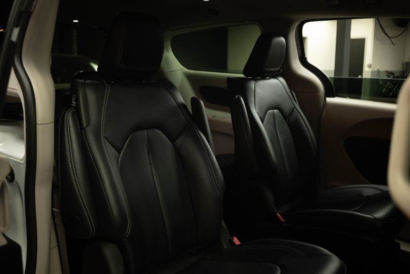 Used 2024 Chrysler Pacifica Limited FWD image 17