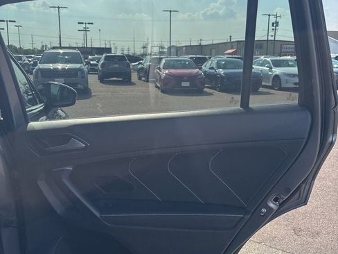 Used 2024 Volkswagen Tiguan SE w/ Panoramic Sunroof Package AWD/4WD image 24