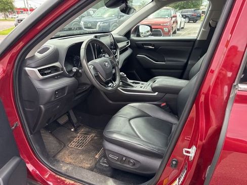 Used 2020 Toyota Highlander XLE AWD/4WD image 26