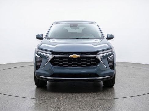 Used 2025 Chevrolet Trax LT FWD image 2