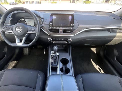 Used 2025 Nissan Altima 2.5 SV FWD image 8