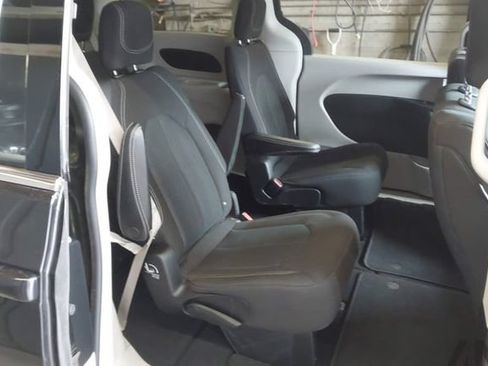 Used 2020 Chrysler Voyager LX FWD image 7