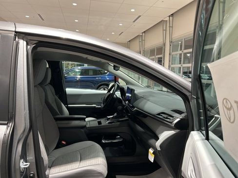 New 2026 Toyota Sienna LE image 18
