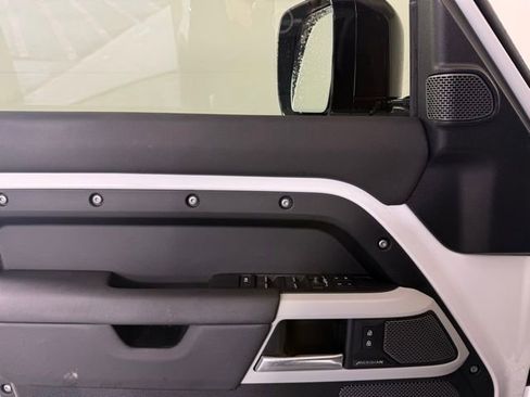 Used 2024 Land Rover Defender 110 S image 22