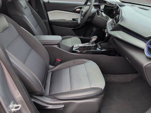 Used 2025 Chevrolet Trax LT FWD image 39