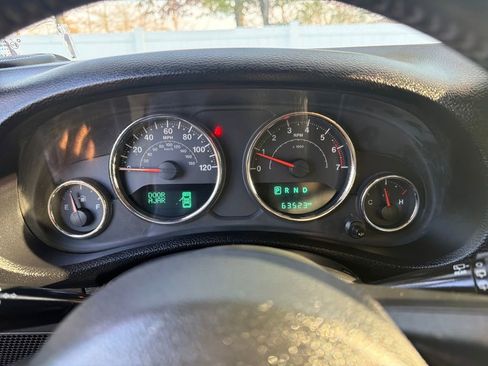 Used 2017 Jeep Wrangler Unlimited Sahara w/ Connectivity Group image 32