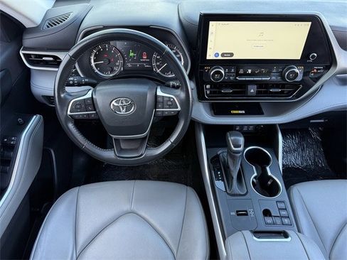 Used 2023 Toyota Highlander XLE image 12