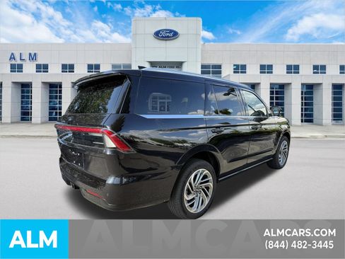 Used 2025 Lincoln Navigator Reserve AWD/4WD image 6