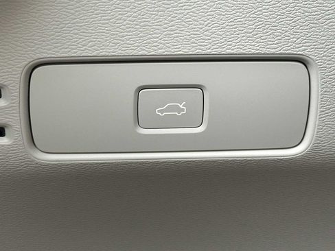 Used 2025 Volvo XC40 B5 Plus w/ Protection Package Premier image 32