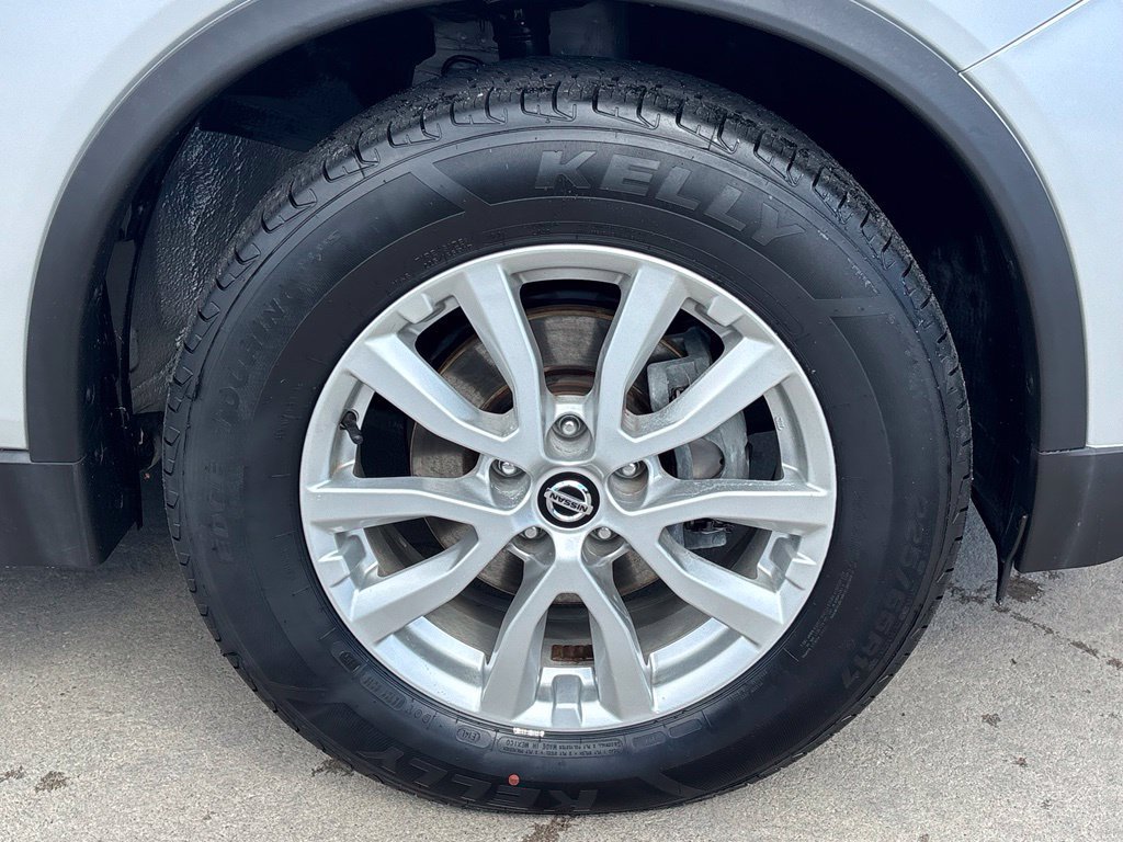 Used 2020 Nissan Rogue SV FWD image 28