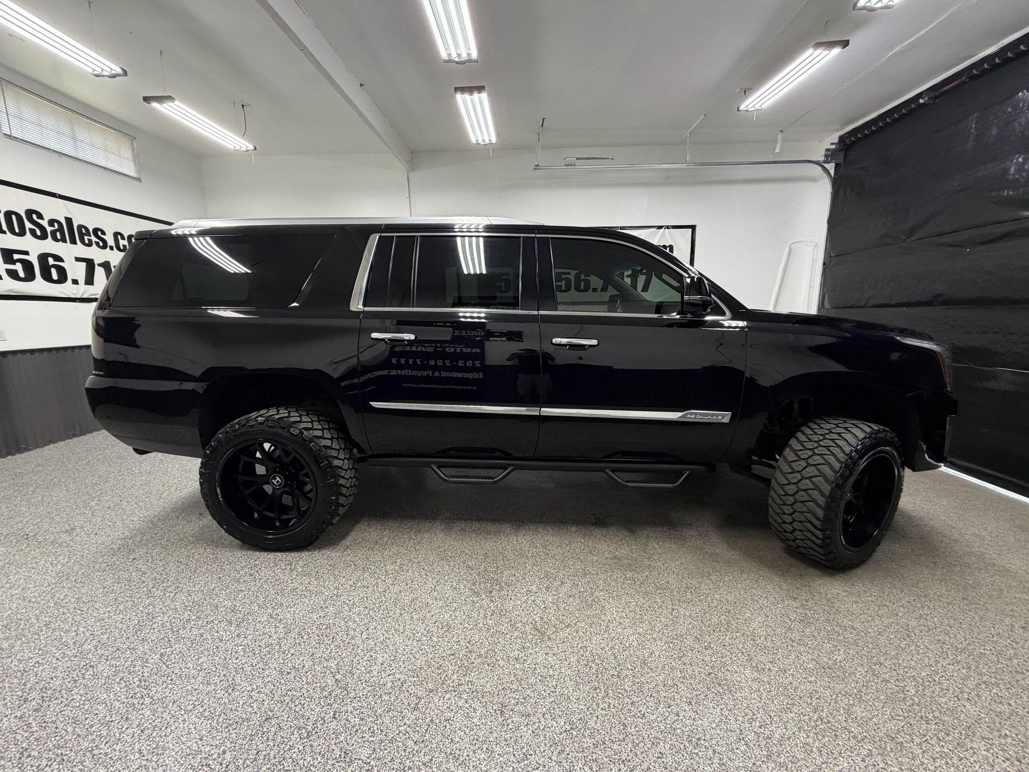 Used 2018 Cadillac Escalade ESV Luxury AWD/4WD image 2
