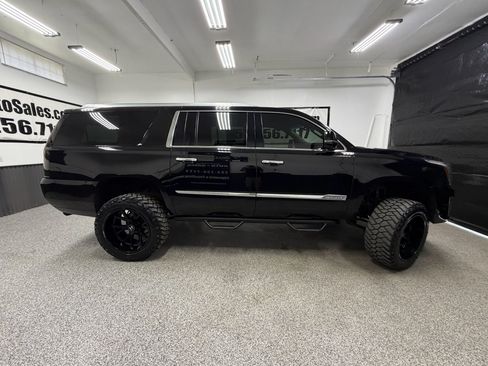 Used 2018 Cadillac Escalade ESV Luxury AWD/4WD image 2