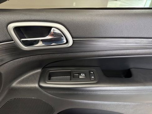 Used 2019 Jeep Grand Cherokee Altitude image 50