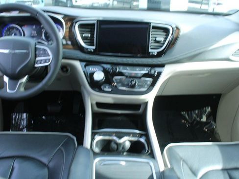 Used 2023 Chrysler Pacifica Limited FWD image 13