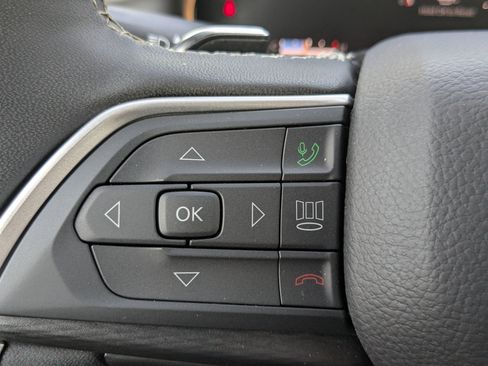 Used 2025 Jeep Grand Cherokee Altitude AWD/4WD image 28