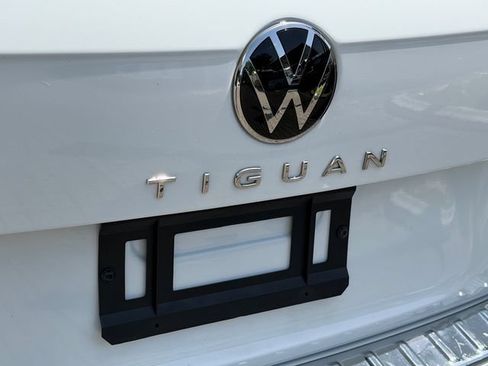 Certified 2024 Volkswagen Tiguan SE FWD image 9