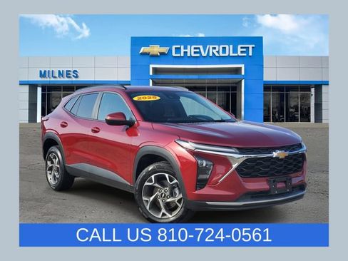 Used 2025 Chevrolet Trax LT FWD image 1