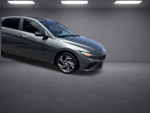 Used 2025 Hyundai Elantra Sport FWD image 16