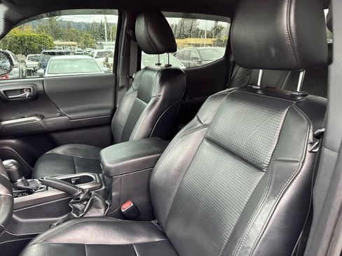 Used 2021 Toyota Tacoma TRD Off-Road w/ TRD Premium Off Road Package AWD/4WD image 4