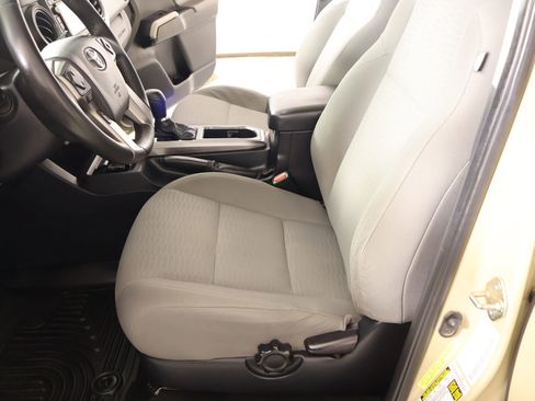 Used 2017 Toyota Tacoma 4x4 Double Cab image 11