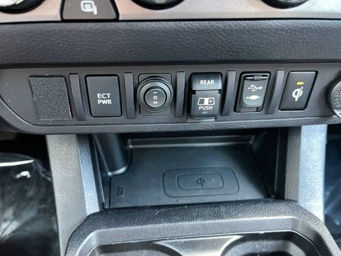 Used 2018 Toyota Tacoma TRD Off-Road AWD/4WD image 30