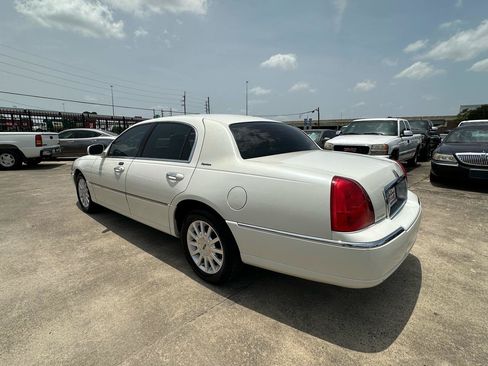 Used 2006 Lincoln Town Car Signature RWD image 3