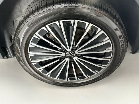 Used 2025 Volkswagen Taos SE FWD image 11