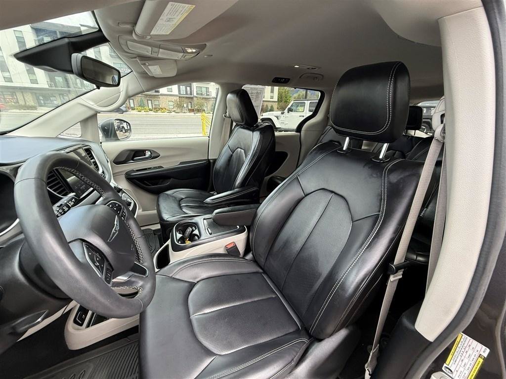 Used 2023 Chrysler Pacifica Touring-L FWD image 14