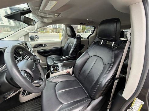 Used 2023 Chrysler Pacifica Touring-L FWD image 14