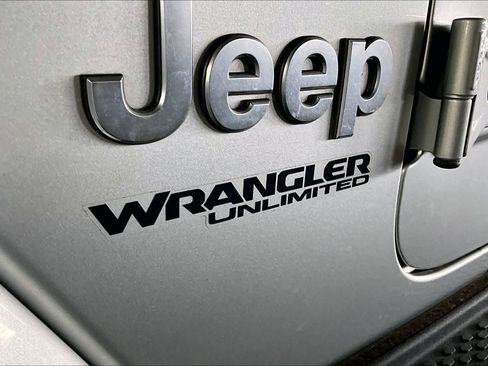 Used 2022 Jeep Wrangler Unlimited Sahara w/ Cold Weather Group AWD/4WD image 9
