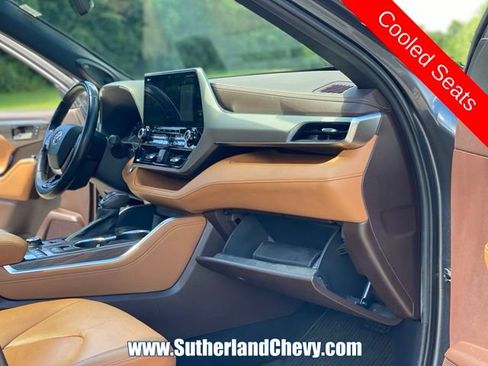 Used 2021 Toyota Highlander Platinum AWD/4WD image 19