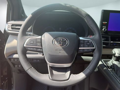 Used 2025 Toyota Sienna Platinum AWD/4WD image 11