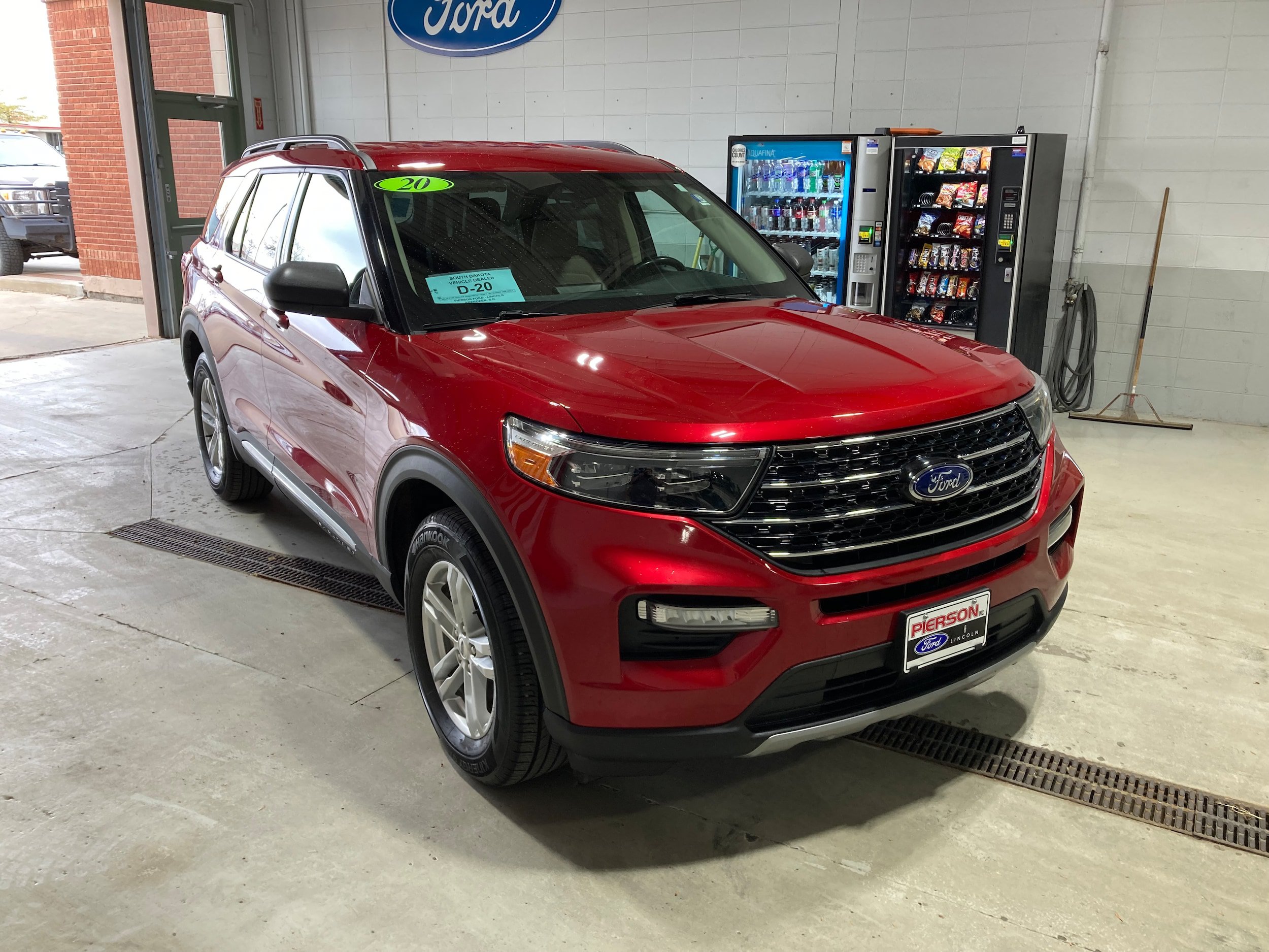 Used 2020 Ford Explorer XLT w/ Equipment Group 202A AWD/4WD image 3
