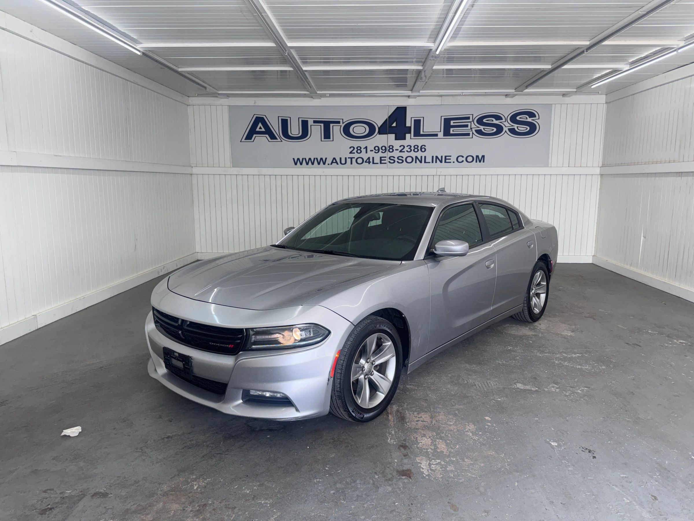Used 2016 Dodge Charger SXT RWD image 1