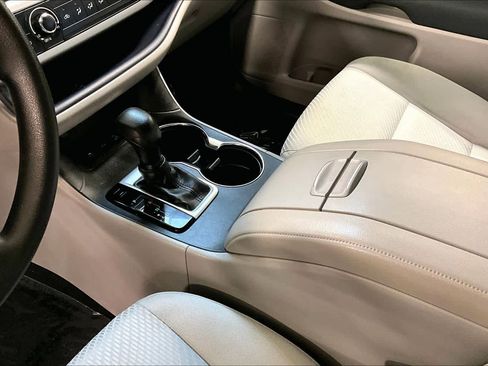 Used 2019 Toyota Highlander LE AWD/4WD image 16