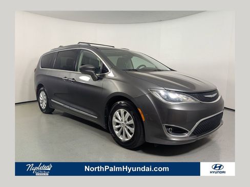Used 2018 Chrysler Pacifica Touring-L FWD image 1